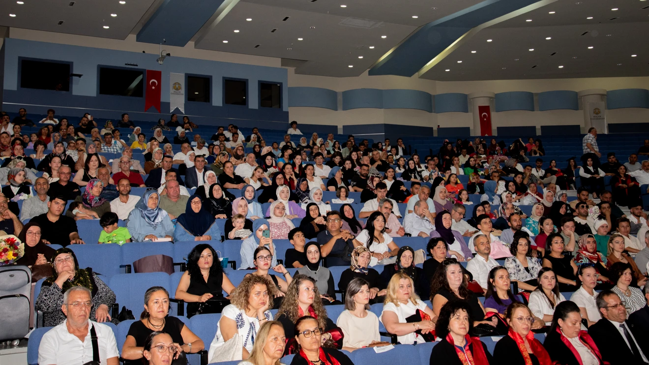Mimarlık ve Tasarım Fakültesinden 208 öğrenci mezun oldu